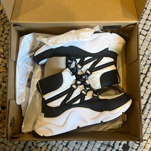 Sorel Kinetic RNEGD Sport WP size 8 never worn